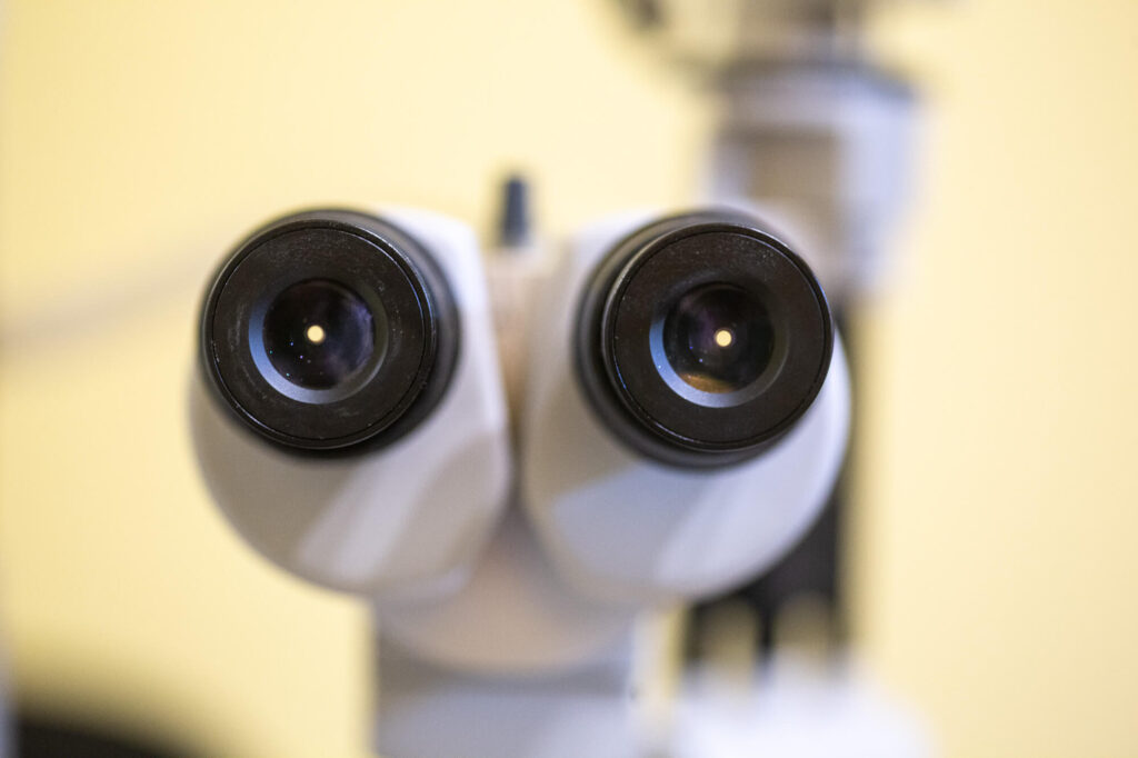 zdjęcie okularów mikroskopu okulista Katowice